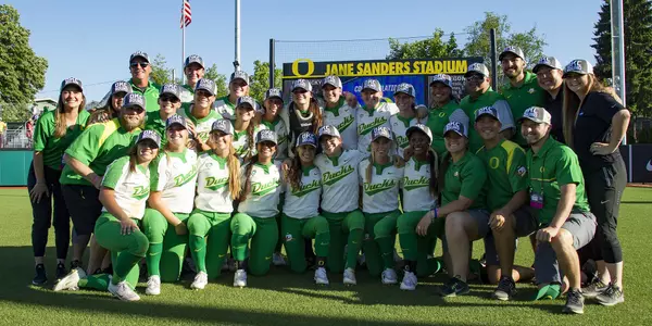Team photo super regionals win vs. Kentucky 2017