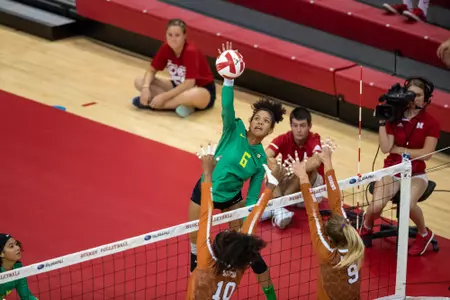 2018 Vert Challenge
Texas vs Oregon
Oregon Volleyball
Lincoln, Nebraska
Game Start Time: 3:30 PM
Game Date: August 24, 2018
Photo by Scott Bruhn/NU Communications