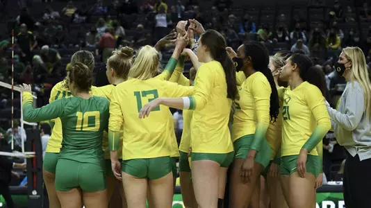 The Oregon Ducks take on the Washington State Cougars at Matthew Knight Arena in Eugene, Oregon on October 17, 2021 (Isaac Wasserman/ Eric Evans Photography)