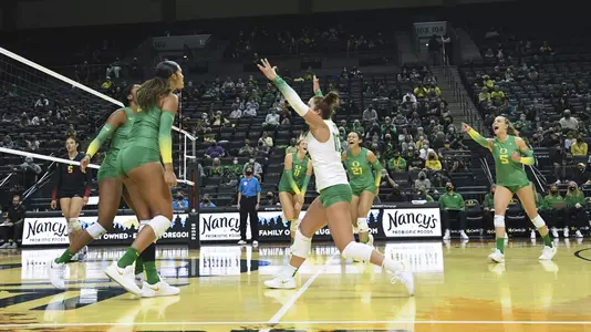 The Oregon Ducks take on the USC Trojans at Matthew Knight Arena in Eugene, Oregon on November 12, 2021 (Isaac Wasserman/ Eric Evans Photography)