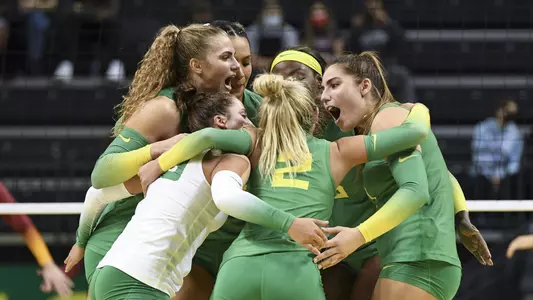 The Oregon Ducks take on the USC Trojans at Matthew Knight Arena in Eugene, Oregon on November 12, 2021 (Isaac Wasserman/ Eric Evans Photography)