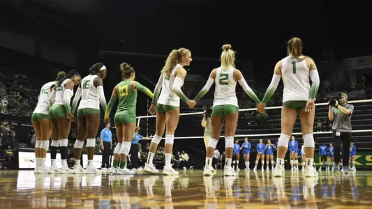 The Oregon Ducks take on the UCLA Bruins at Matthew Knight Arena in Eugene, Oregon on November 14, 2021 (Isaac Wasserman/ Eric Evans Photography)