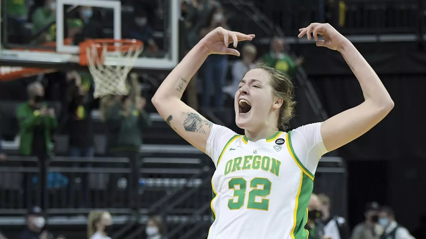 The Oregon Ducks take on the Arizona Wildcats at Matthew Knight in Eugene, Oregon on January 15, 2021 (Isaac Wasserman/ Eric Evans Photography)