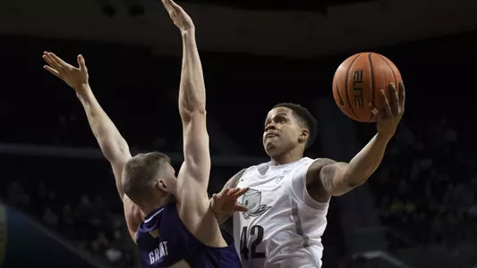 The Oregon Ducks take on the Washington Huskies at Matthew Knight Arena in Eugene, Oregon on January 23, 2021 (Isaac Wasserman/ Eric Evans Photography)