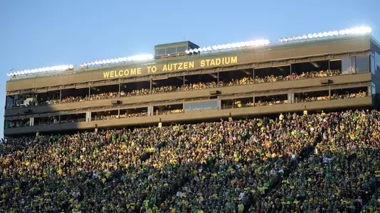 The Oregon Ducks take on the Washington Huskies at Autzen Stadium in Eugene, Oregon on November 12, 2022 (Isaac Wasserman/ Eric Evans Photography)