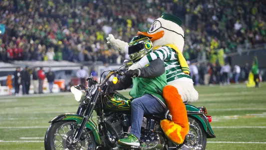 The Oregon Ducks take on then UCLA Bruins at 7:30 pm in Eugene, Oregon on Nov 19, 2022.  (Jackson Fisk / Eric Evans Photography)