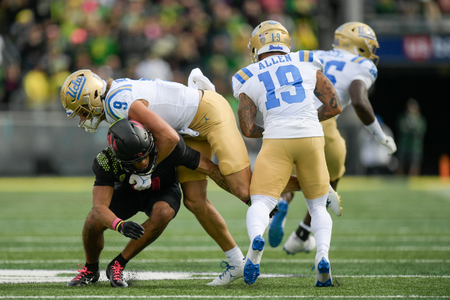 The Oregon Ducks take on the UCLA Bruins at Autzen Stadium in Eugene, Oregon on October 22, 2021 (Isaac Wasserman/ Eric Evans Photography)