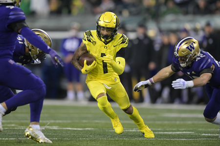 The Oregon Ducks take on the Washington Huskies at Autzen Stadium in Eugene, Oregon on November 12, 2022 (Isaac Wasserman/ Eric Evans Photography)