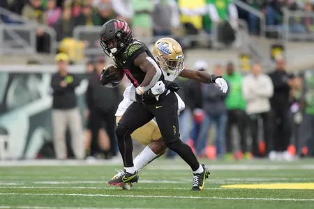 The Oregon Ducks take on the UCLA Bruins at Autzen Stadium in Eugene, Oregon on October 22, 2021 (Isaac Wasserman/ Eric Evans Photography)