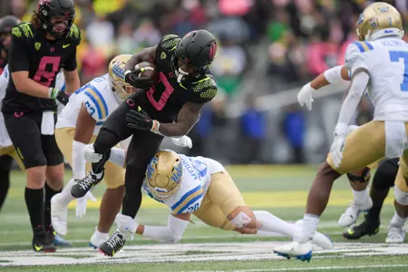 The Oregon Ducks take on the UCLA Bruins at Autzen Stadium in Eugene, Oregon on October 22, 2021 (Isaac Wasserman/ Eric Evans Photography)