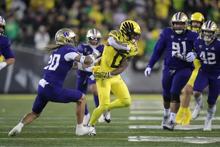 The Oregon Ducks take on the Washington Huskies at Autzen Stadium in Eugene, Oregon on November 12, 2022 (Isaac Wasserman/ Eric Evans Photography)