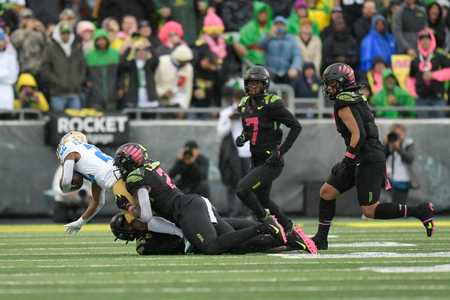 The Oregon Ducks take on the UCLA Bruins at Autzen Stadium in Eugene, Oregon on October 22, 2021 (Isaac Wasserman/ Eric Evans Photography)
