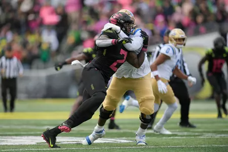 The Oregon Ducks take on the UCLA Bruins at Autzen Stadium in Eugene, Oregon on October 22, 2021 (Isaac Wasserman/ Eric Evans Photography)