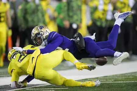 The Oregon Ducks take on the Washington Huskies at Autzen Stadium in Eugene, Oregon on November 12, 2022 (Isaac Wasserman/ Eric Evans Photography)