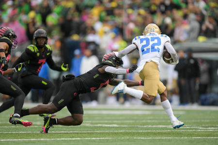 The Oregon Ducks take on the UCLA Bruins at Autzen Stadium in Eugene, Oregon on October 22, 2021 (Isaac Wasserman/ Eric Evans Photography)