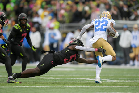 The Oregon Ducks take on the UCLA Bruins at Autzen Stadium in Eugene, Oregon on October 22, 2021 (Isaac Wasserman/ Eric Evans Photography)