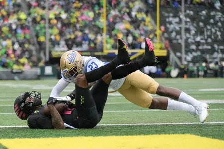 The Oregon Ducks take on the UCLA Bruins at Autzen Stadium in Eugene, Oregon on October 22, 2021 (Isaac Wasserman/ Eric Evans Photography)