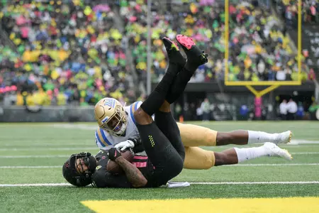 The Oregon Ducks take on the UCLA Bruins at Autzen Stadium in Eugene, Oregon on October 22, 2021 (Isaac Wasserman/ Eric Evans Photography)