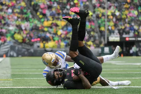 The Oregon Ducks take on the UCLA Bruins at Autzen Stadium in Eugene, Oregon on October 22, 2021 (Isaac Wasserman/ Eric Evans Photography)