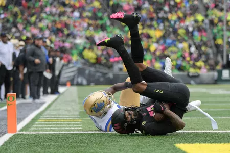 The Oregon Ducks take on the UCLA Bruins at Autzen Stadium in Eugene, Oregon on October 22, 2021 (Isaac Wasserman/ Eric Evans Photography)