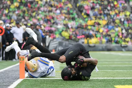 The Oregon Ducks take on the UCLA Bruins at Autzen Stadium in Eugene, Oregon on October 22, 2021 (Isaac Wasserman/ Eric Evans Photography)