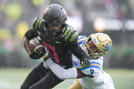 The Oregon Ducks take on the UCLA Bruins at Autzen Stadium in Eugene, Oregon on October 22, 2021 (Isaac Wasserman/ Eric Evans Photography)