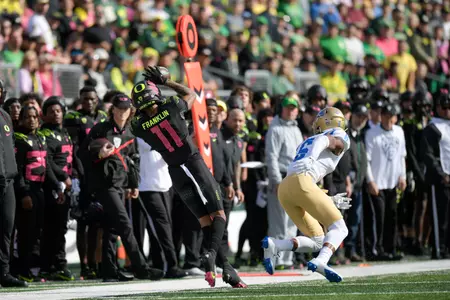 The Oregon Ducks take on the UCLA Bruins at Autzen Stadium in Eugene, Oregon on October 22, 2021 (Isaac Wasserman/ Eric Evans Photography)