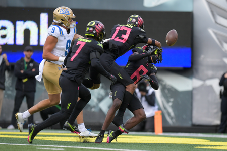The Oregon Ducks take on the UCLA Bruins at Autzen Stadium in Eugene, Oregon on October 22, 2021 (Isaac Wasserman/ Eric Evans Photography)