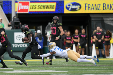 The Oregon Ducks take on the UCLA Bruins at Autzen Stadium in Eugene, Oregon on October 22, 2021 (Isaac Wasserman/ Eric Evans Photography)
