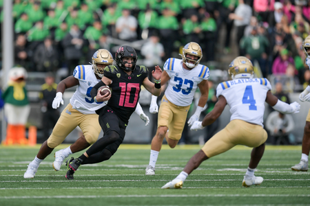 The Oregon Ducks take on the UCLA Bruins at Autzen Stadium in Eugene, Oregon on October 22, 2021 (Isaac Wasserman/ Eric Evans Photography)