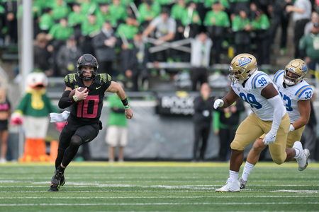 The Oregon Ducks take on the UCLA Bruins at Autzen Stadium in Eugene, Oregon on October 22, 2021 (Isaac Wasserman/ Eric Evans Photography)
