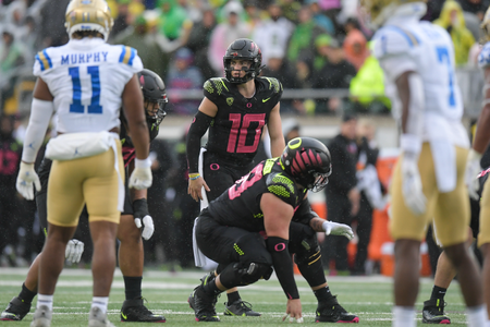 The Oregon Ducks take on the UCLA Bruins at Autzen Stadium in Eugene, Oregon on October 22, 2021 (Isaac Wasserman/ Eric Evans Photography)