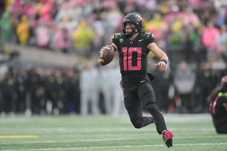 The Oregon Ducks take on the UCLA Bruins at Autzen Stadium in Eugene, Oregon on October 22, 2021 (Isaac Wasserman/ Eric Evans Photography)