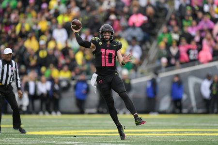 The Oregon Ducks take on the UCLA Bruins at Autzen Stadium in Eugene, Oregon on October 22, 2021 (Isaac Wasserman/ Eric Evans Photography)