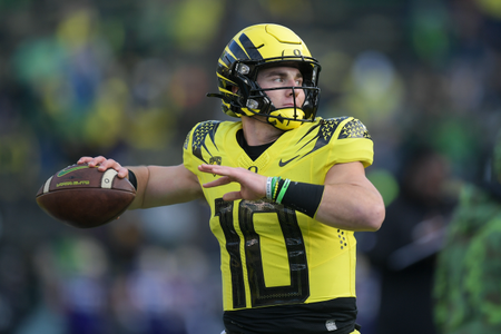 The Oregon Ducks take on the Washington Huskies at Autzen Stadium in Eugene, Oregon on November 12, 2022 (Isaac Wasserman/ Eric Evans Photography)