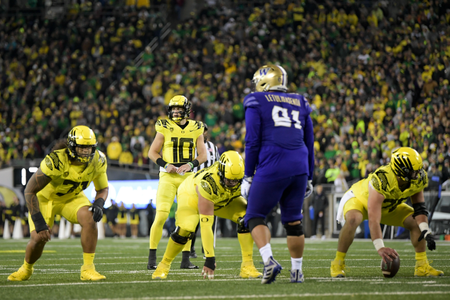 The Oregon Ducks take on the Washington Huskies at Autzen Stadium in Eugene, Oregon on November 12, 2022 (Isaac Wasserman/ Eric Evans Photography)