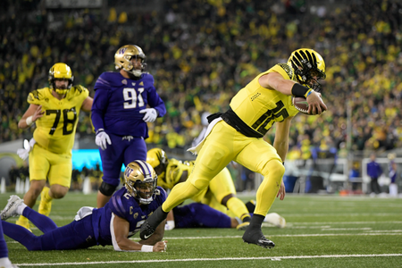 The Oregon Ducks take on the Washington Huskies at Autzen Stadium in Eugene, Oregon on November 12, 2022 (Isaac Wasserman/ Eric Evans Photography)