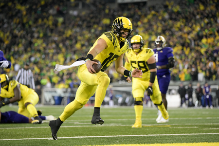 The Oregon Ducks take on the Washington Huskies at Autzen Stadium in Eugene, Oregon on November 12, 2022 (Isaac Wasserman/ Eric Evans Photography)