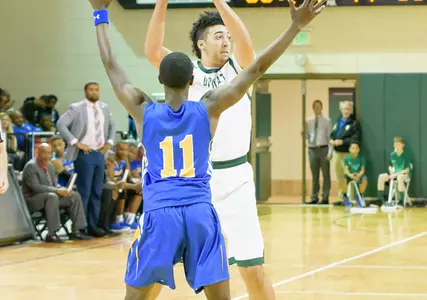 Diggs Records Career-High as Upstate Falls at #25 Creighton Image