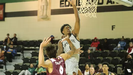 Khydarius Smith Hook Shot vs. Winthrop First Half 2022