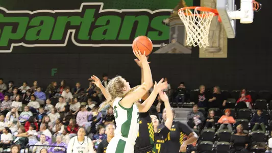 Cassie Gallagher Driving Layup vs. Lees-McRae 2Q 2024