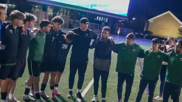 Michael Antoniewicz talking to team during Semifinal round