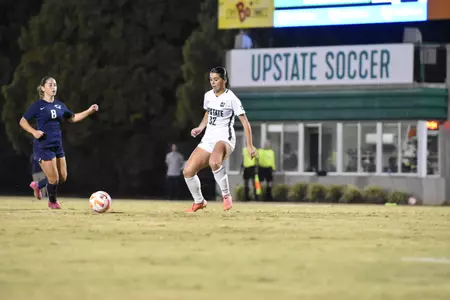 Alexa Martinos receiving the ball