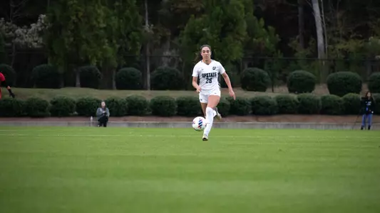 Cat Dantas running with the ball