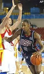 Lisa Leslie and the USA women remain undefeated as they reach the medal rounds in Athens.