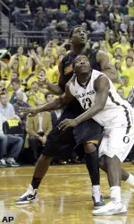 Oregon's Teondre Williams battles under the boards with USC's Alex Stepheson for a rebound.