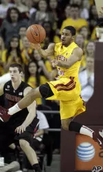 Southern California guard Jio Fontan passes the ball.
