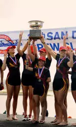 Dionne Licudine (center)