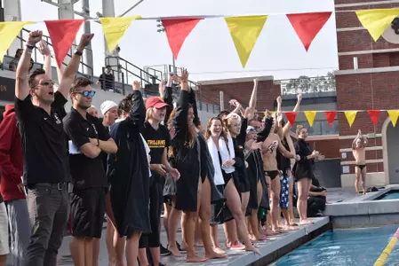 USC Swim team cheers
