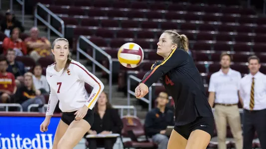 Victoria Garrick passes a ball